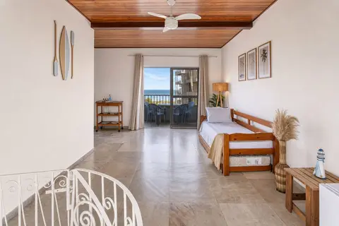 Quarto de apartamento de temporada decorado pela RIOS em Cabo Frio