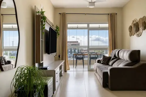 Sala de apartamento de temporada decorada pela RIOS em Cabo Frio